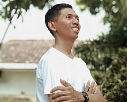 Smiling man in white t-shirt